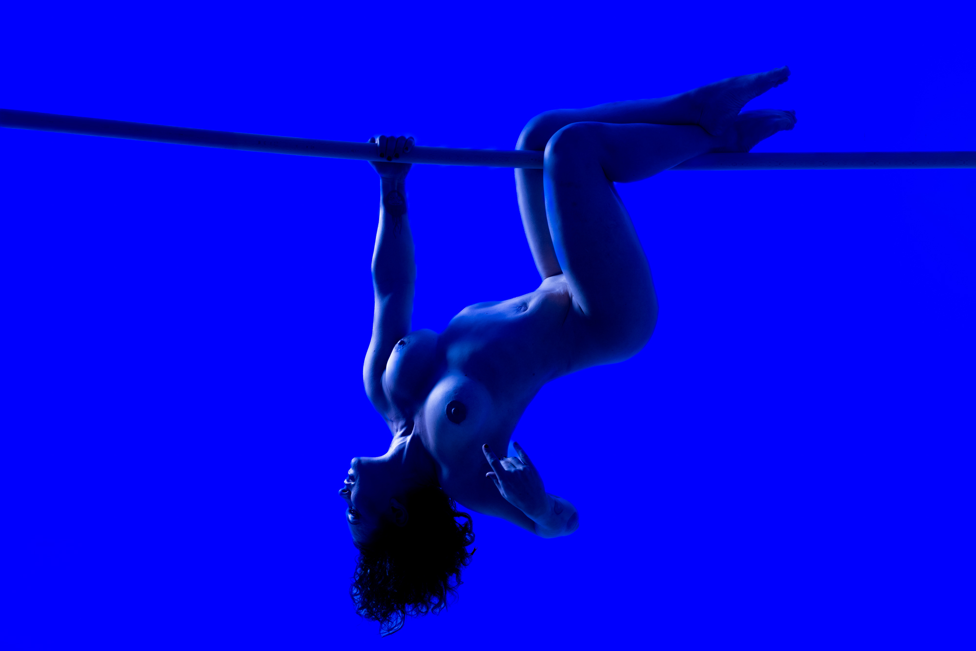 21 femme nue suspendue bleu ambiance photographer Lyon